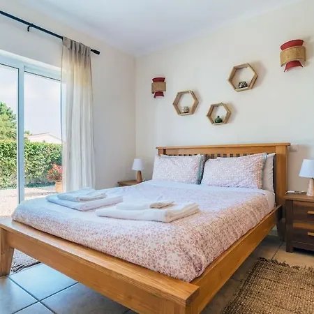 Stunning Seaside With Swimming Pool Nyaraló
