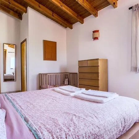 Stunning Seaside With Swimming Pool Nyaraló Vales