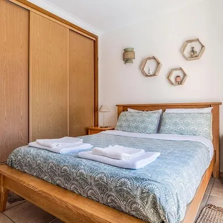 Stunning Seaside With Swimming Pool Nyaraló Vales