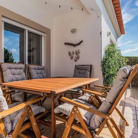 Stunning Seaside With Swimming Pool Nyaraló