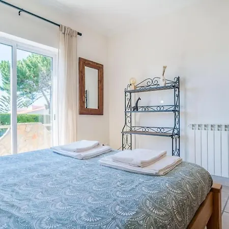 Stunning Seaside With Swimming Pool Vales