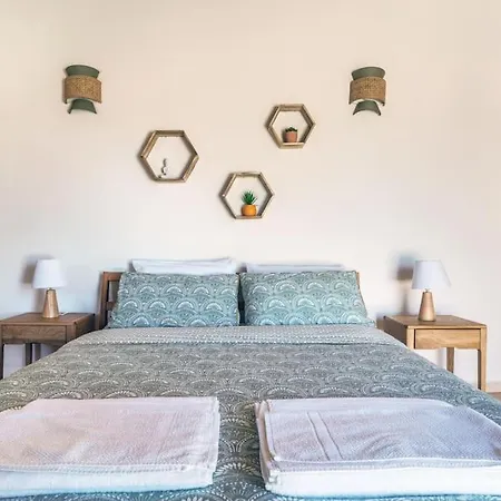 Stunning Seaside With Swimming Pool Vales