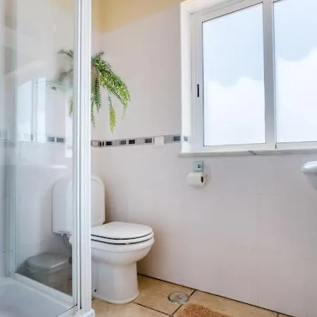 Σπίτι διακοπών Stunning Seaside With Swimming Pool