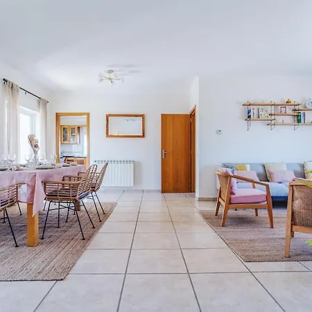 Σπίτι διακοπών Stunning Seaside With Swimming Pool