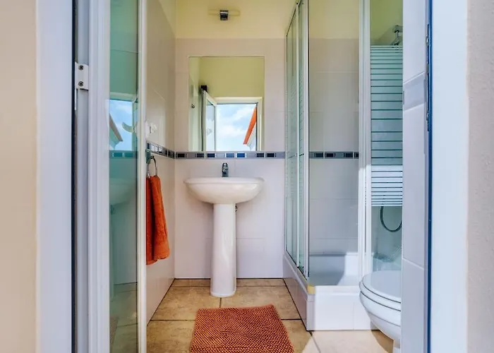 Stunning Seaside With Swimming Pool 別荘 Vales